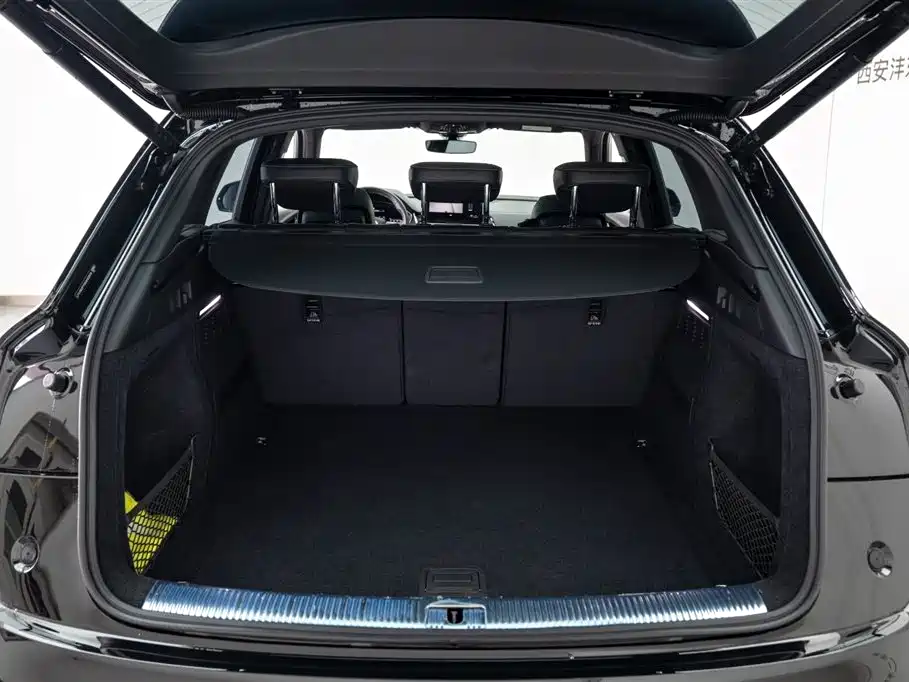 Audi Q5L 2025 45th Anniversary Collector's Edition 40 TFSI Luxurious and Dynamic купить на сайте DeffCars