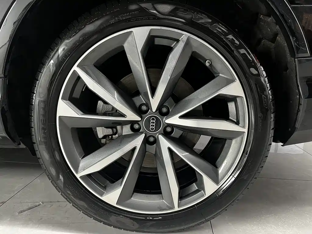Audi Q7 2023 55 TFSI quattro S line sports version купить на сайте DeffCars