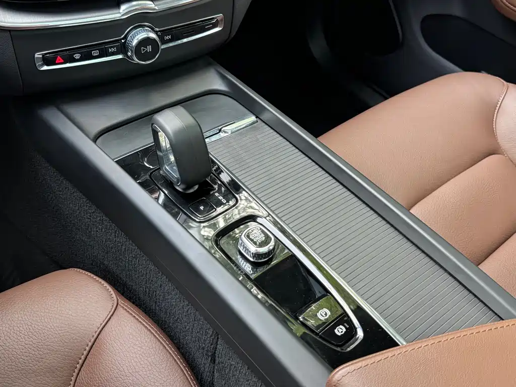 Volvo XC60 2024 B5 four-wheel drive Zhiyi Luxury Edition купить на сайте DeffCars