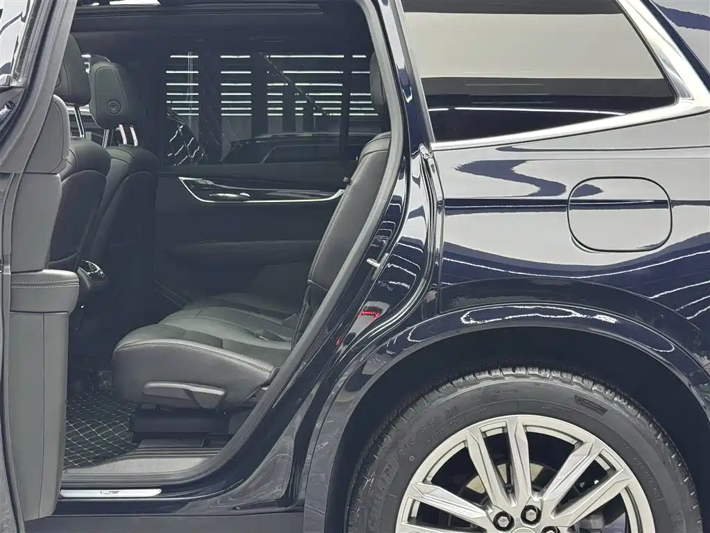 Cadillac XT6 2022 2.0T seven-seat two-wheel drive luxury model купить на сайте DeffCars