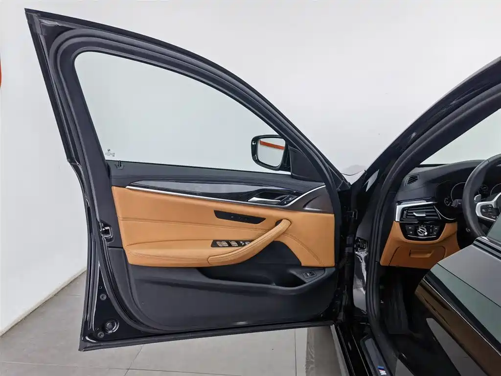 BMW 5 Series 2019 530Li Leading M Sports Package купить на сайте DeffCars