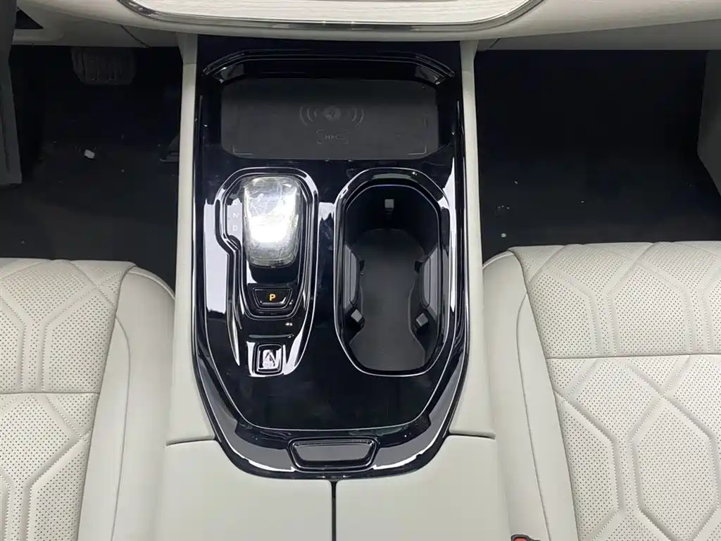 Volvo EM90 2025 Ultra six-seater купить на сайте DeffCars