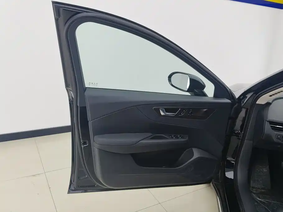 Hongqi E-QM5 2025 model 610km PLUS купить на сайте DeffCars