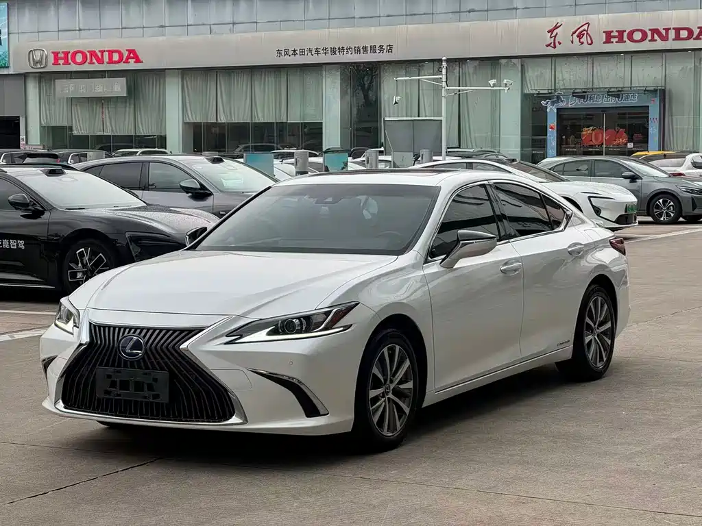 Lexus ES 2018 300h Excellence Edition National V купить на сайте DeffCars