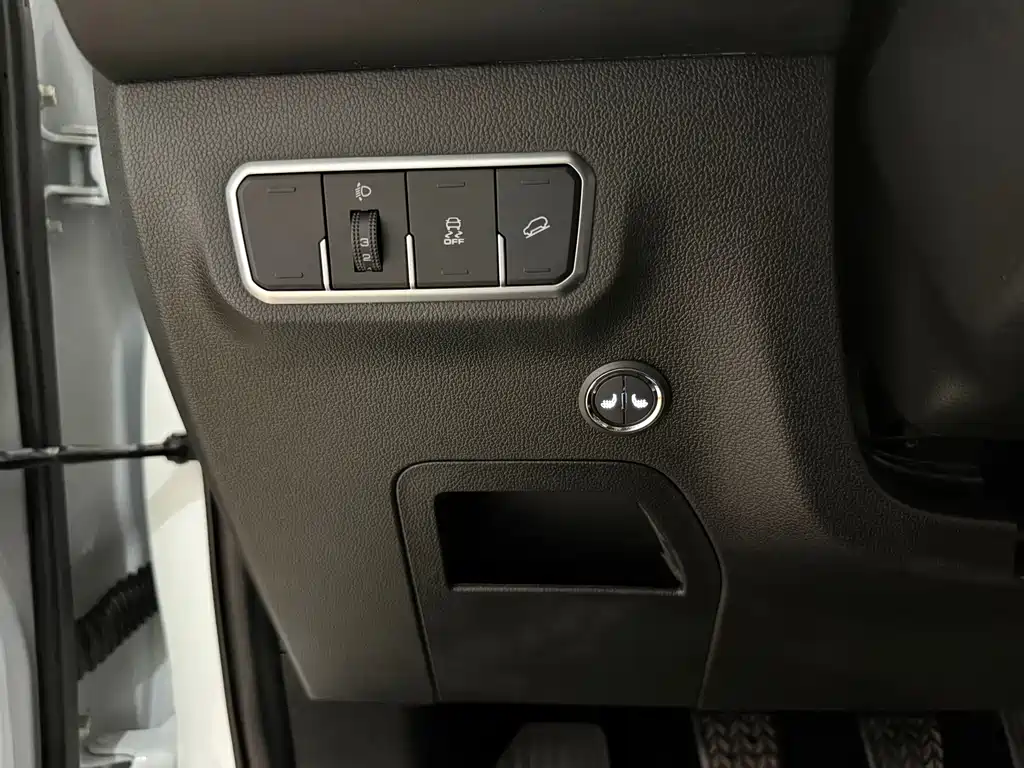 Haval M6 2023 Plus 1.5T Manual Elite Smart Connected купить на сайте DeffCars