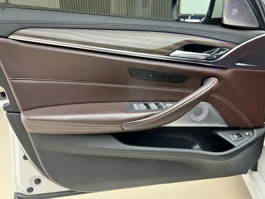 BMW 5 Series New Energy 2019 530Le Luxury Package купить на сайте DeffCars