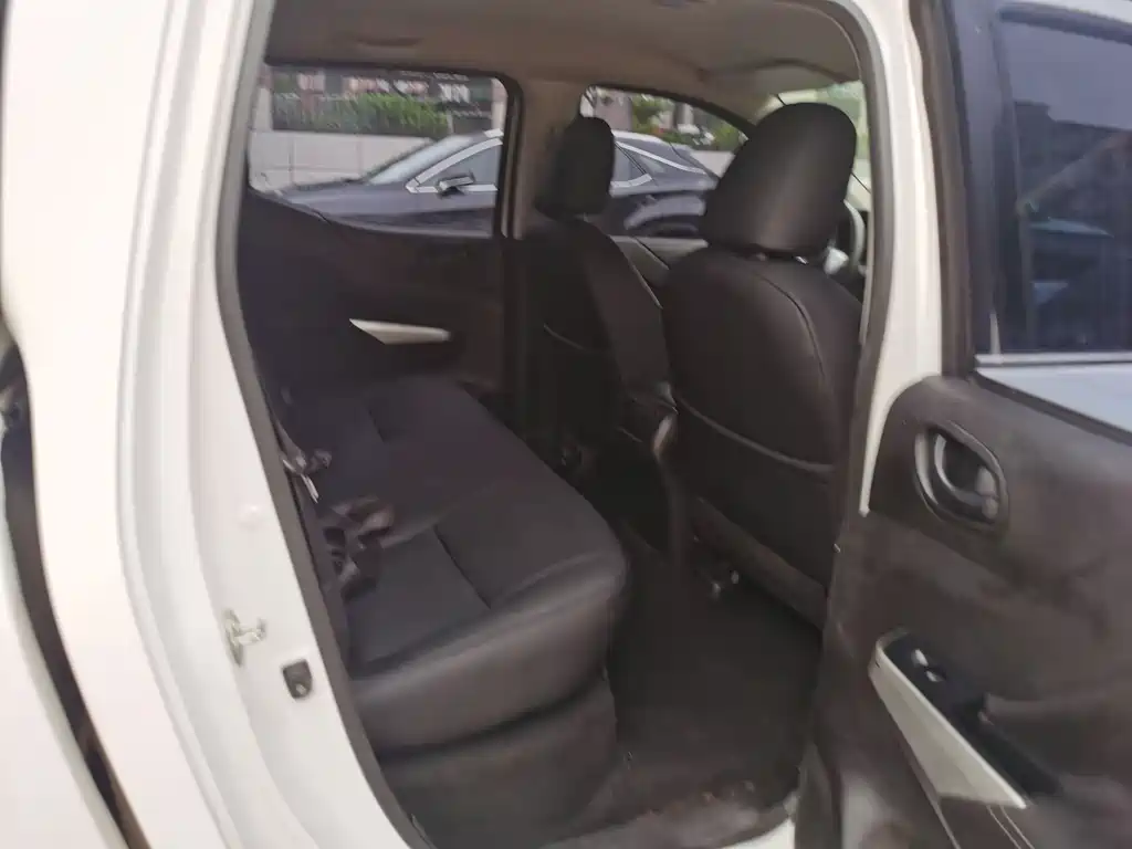 Navara 2021 2.5L manual two-wheel drive comfort model QR25 купить на сайте DeffCars