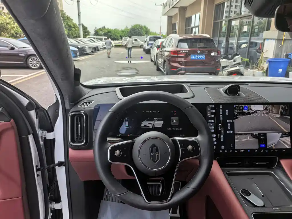 Wenjie M8 2025 extended range Ultra version 53.4kWh 6-seat version 192-line lidar) купить на сайте DeffCars