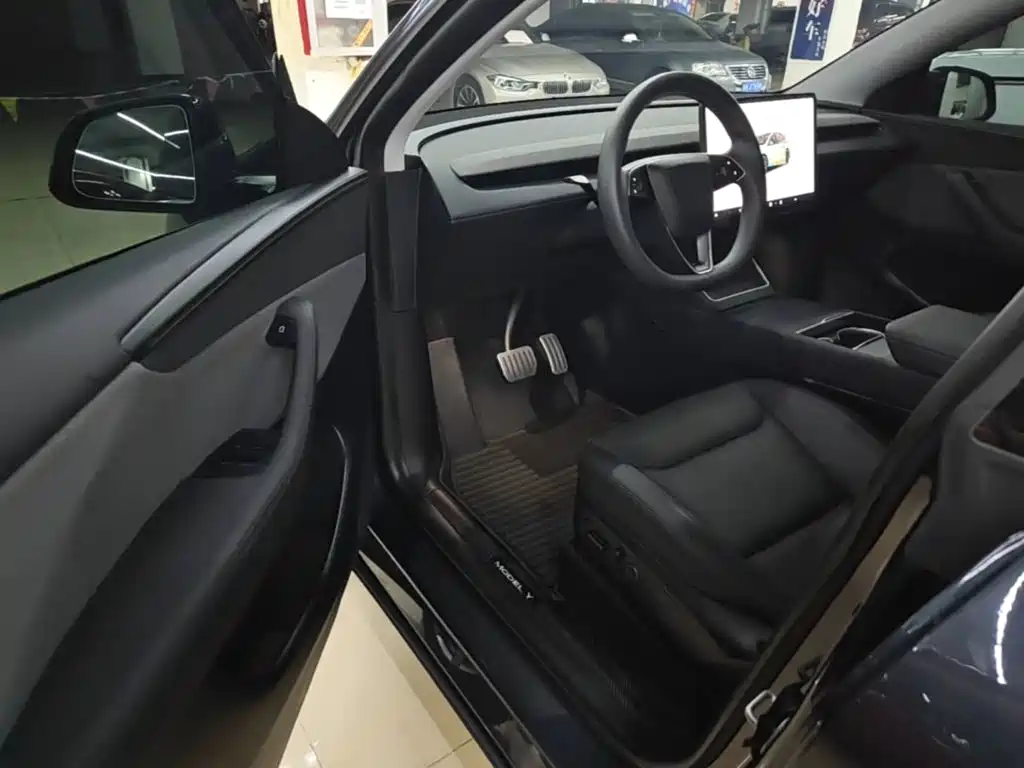 Model Y 2025 rear-wheel drive version купить на сайте DeffCars