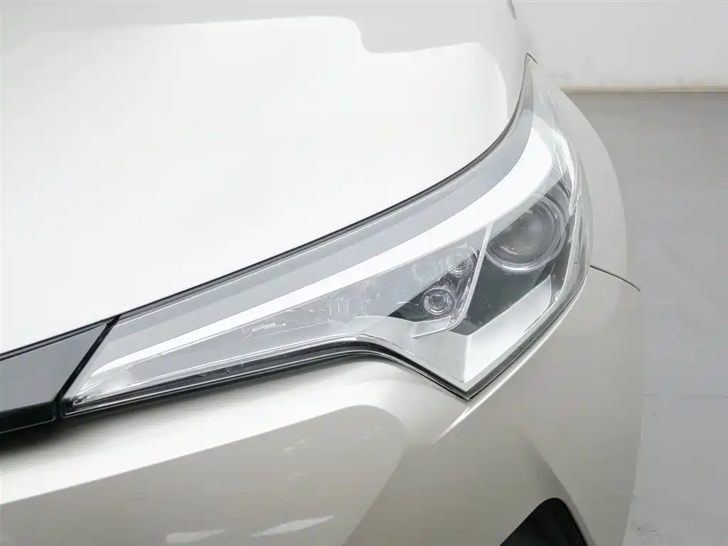 Toyota C-HR 2018 2.0L Leading Sunroof Version National VI купить на сайте DeffCars