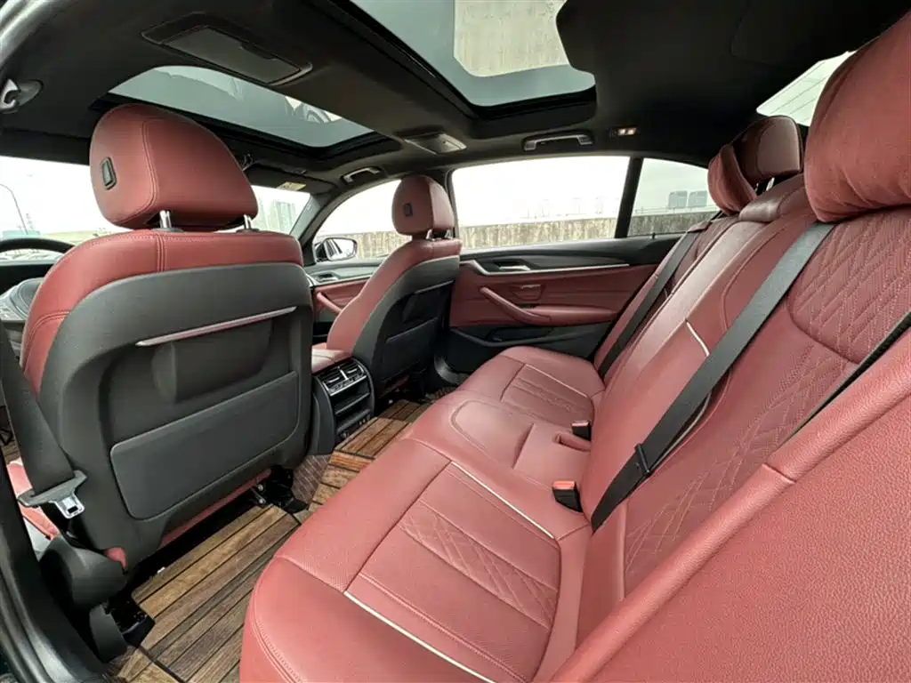 BMW 5 Series 2023 530Li Leading M Sports Package купить на сайте DeffCars