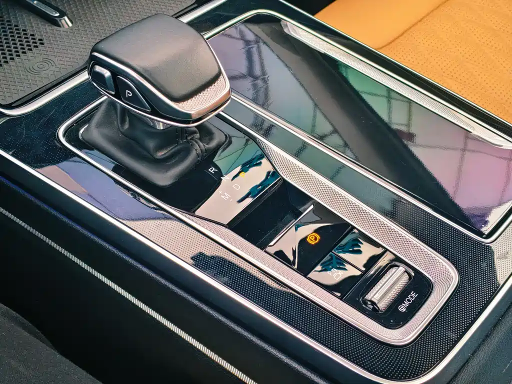 Hongqi HS5 2023 2.0T Qixiang Pro version купить на сайте DeffCars