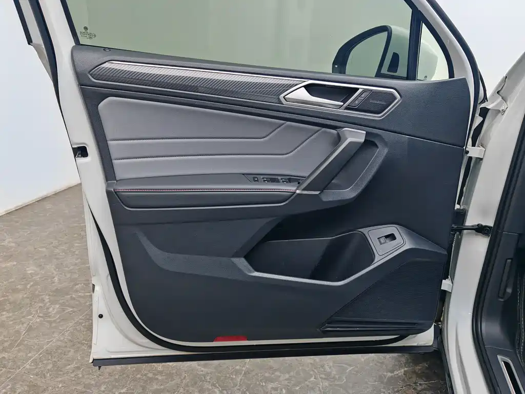 Tiguan L 2023 330TSI automatic two-wheel drive R-Line flagship version купить на сайте DeffCars