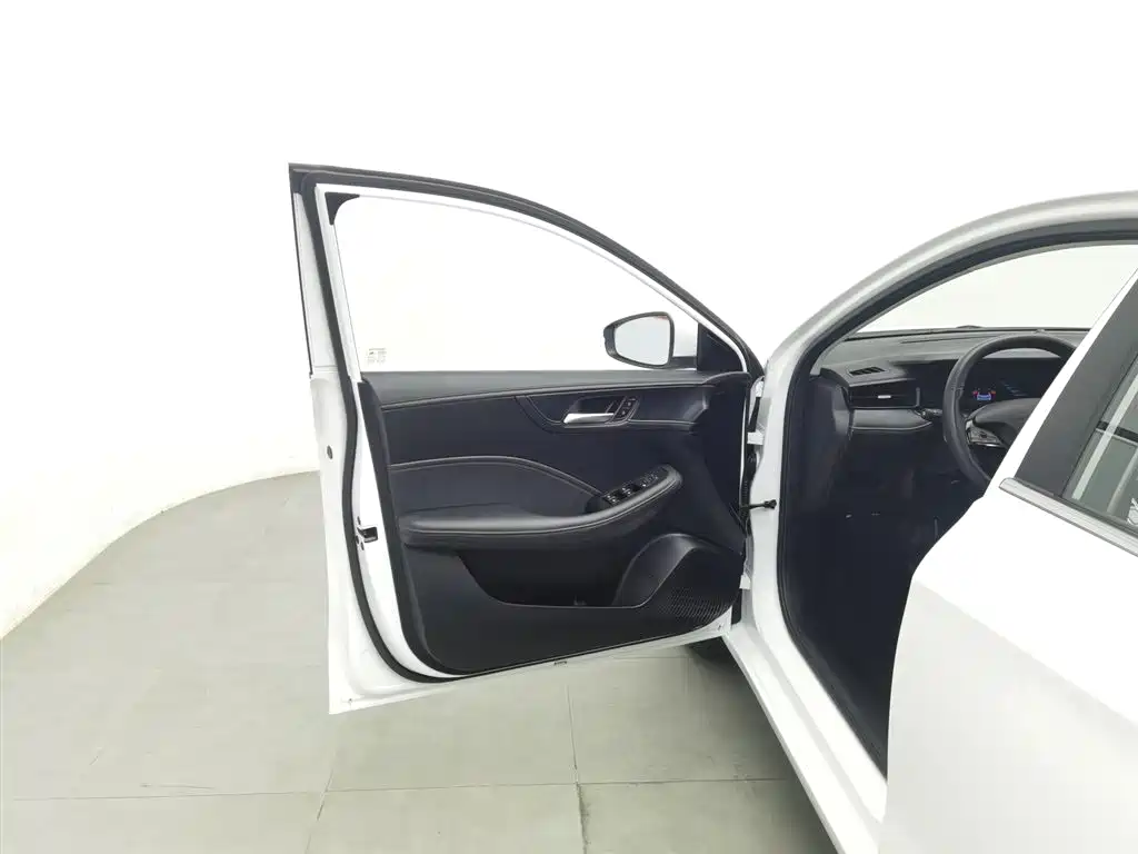 Roewe i5 2023 1.5L CVT Deluxe Edition купить на сайте DeffCars