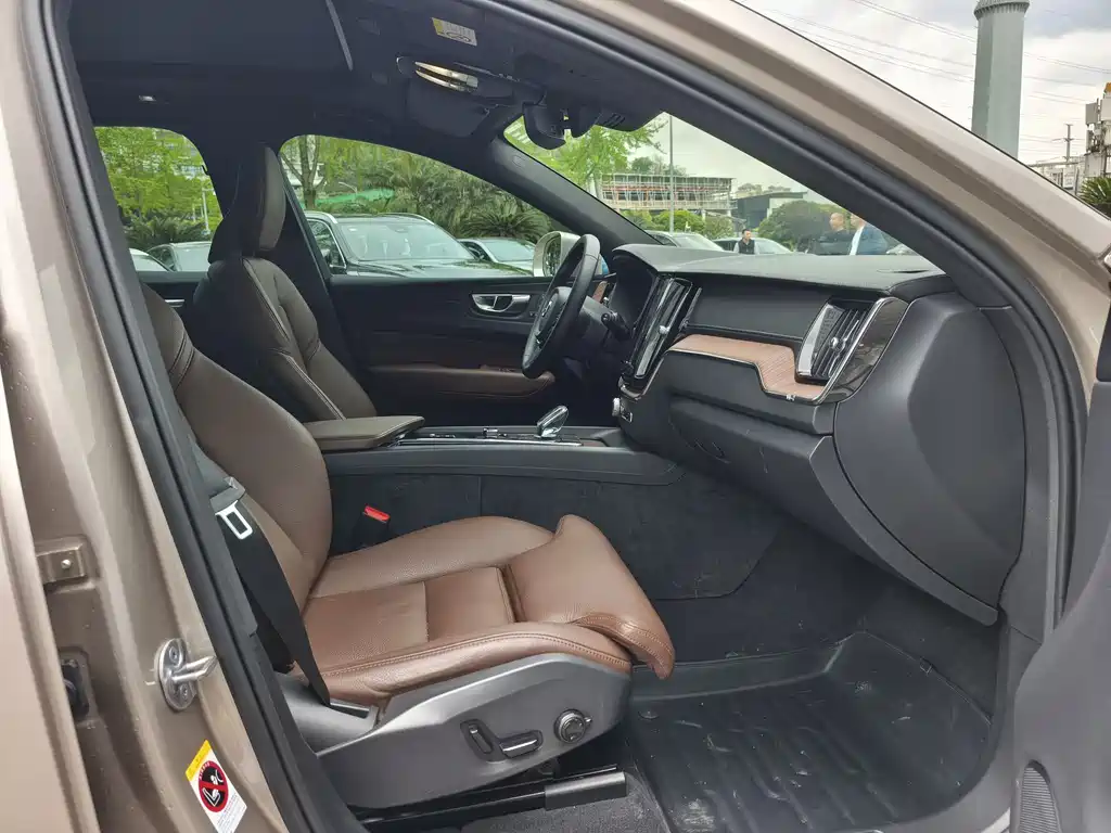 Volvo XC60 2023 B5 four-wheel drive Zhiyuan Deluxe Edition купить на сайте DeffCars