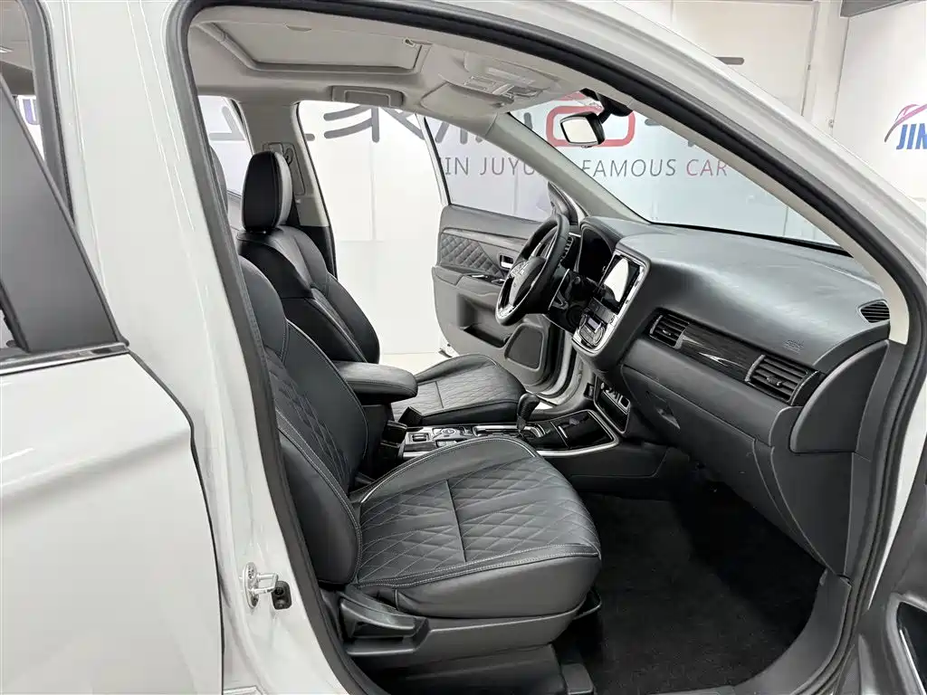 Outlander 2020 2.4L four-wheel drive exclusive version, 5 seats купить на сайте DeffCars