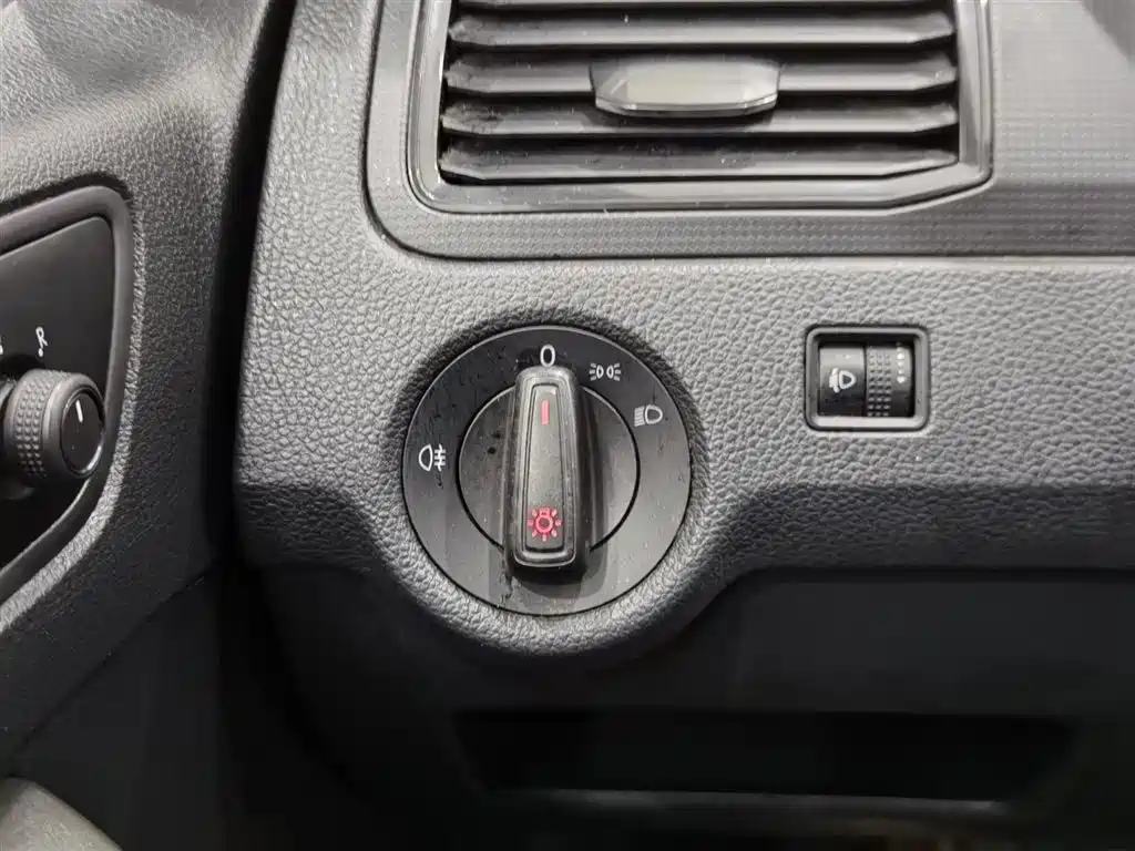 Santana 2018 1.5L Manual Fashion Edition купить на сайте DeffCars