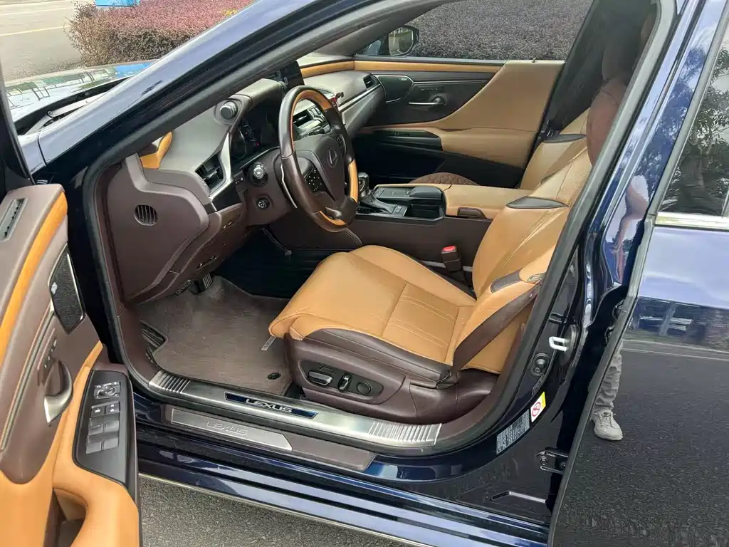 Lexus ES 2020 300h Executive Edition National V купить на сайте DeffCars