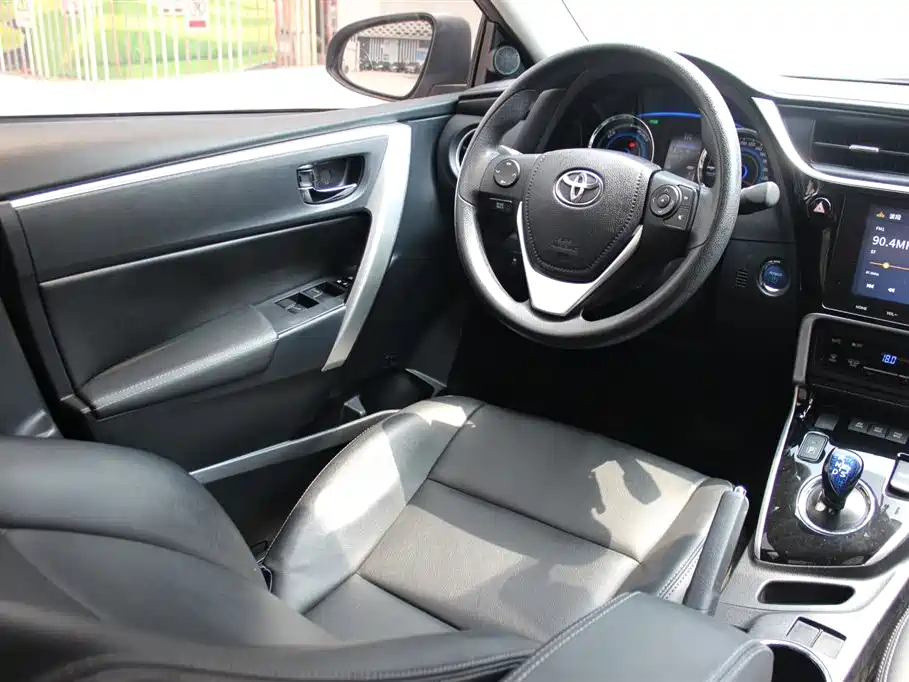 Corolla 2017 facelift dual engine 1.8L E-CVT leading version купить на сайте DeffCars