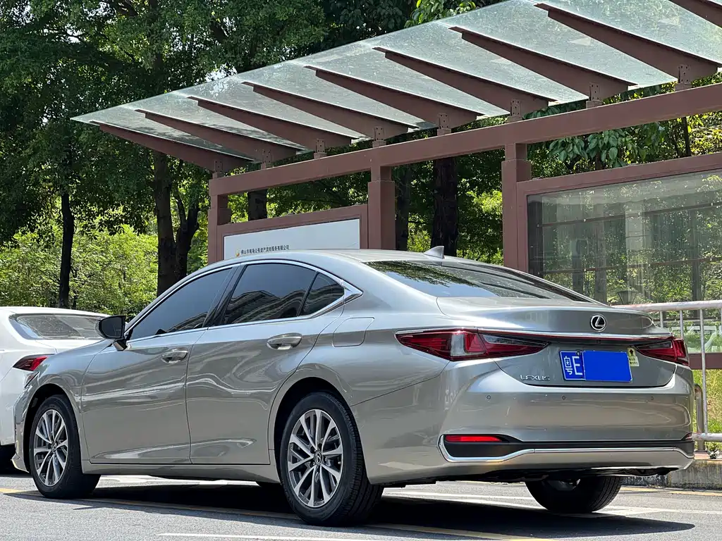 Lexus ES 2022 200 Deluxe Edition купить на сайте DeffCars