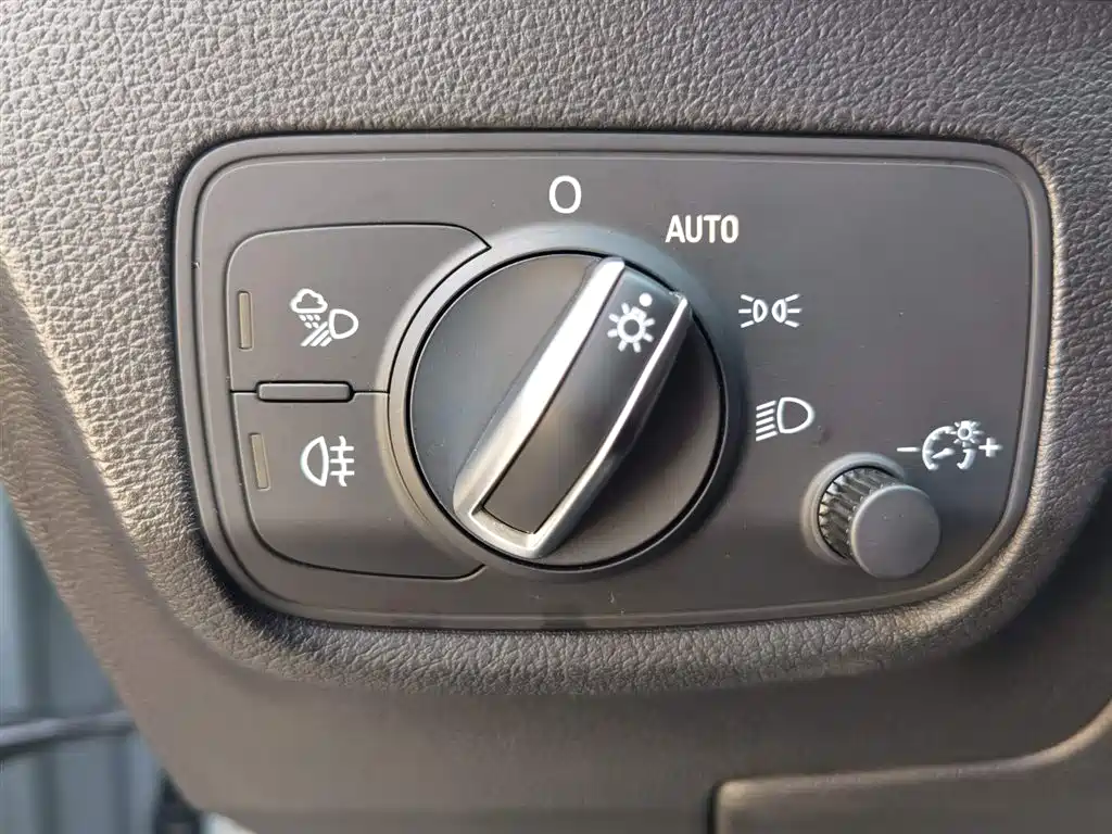 Audi Q2L 2023 35TFSI fashionable and dynamic купить на сайте DeffCars