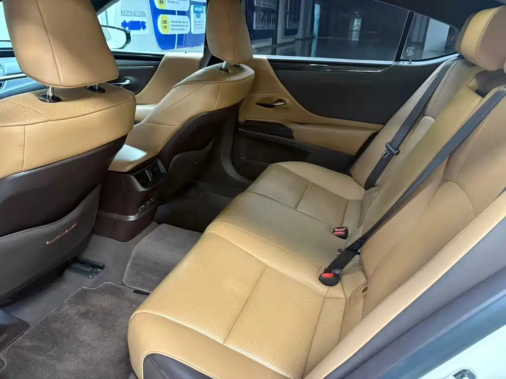 Lexus ES 2020 200 Excellence Edition купить на сайте DeffCars