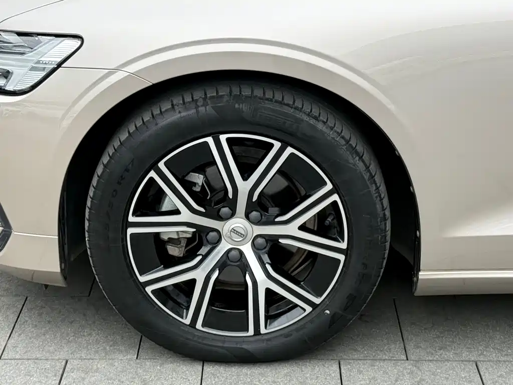 Volvo S60 2024 B4 Zhiyi Luxury Edition купить на сайте DeffCars