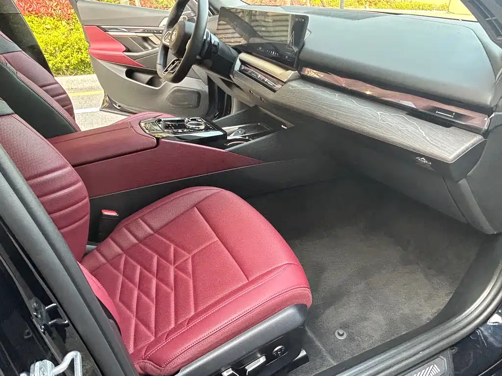 BMW 5 Series 2025 530Li Exclusive M Sports Package купить на сайте DeffCars
