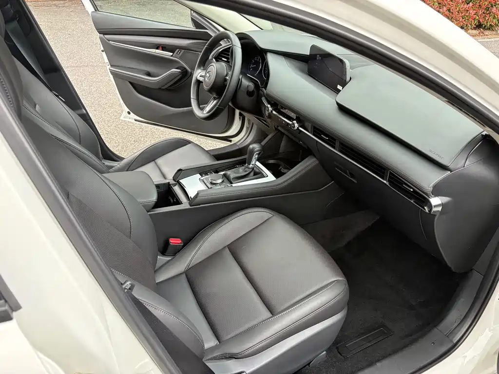 Mazda3 Angkesela 2023 2.0L Automatic Premium Edition купить на сайте DeffCars