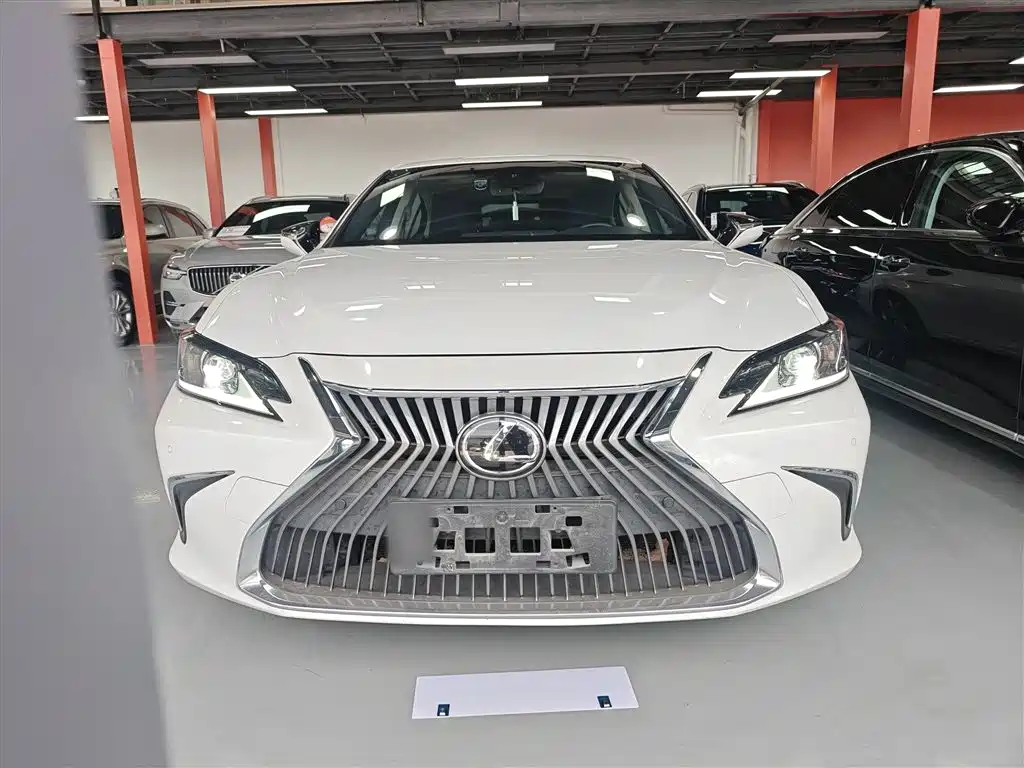 Lexus ES 2020 200 Deluxe Edition купить на сайте DeffCars