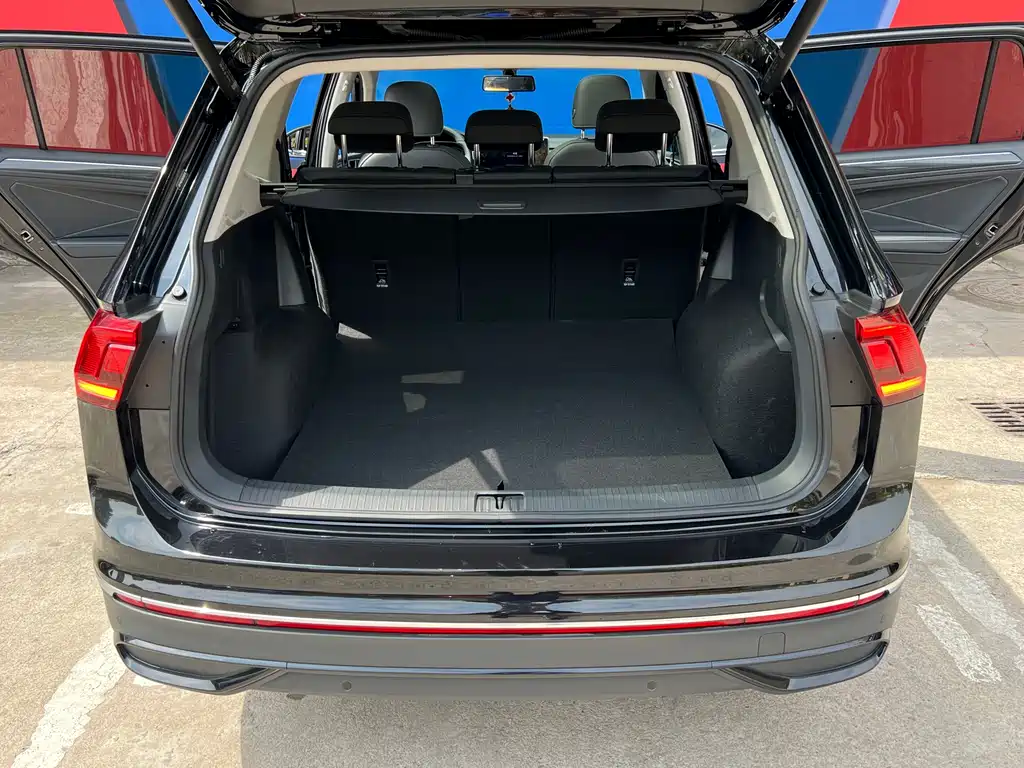 Tiguan L 2025 Outstanding Model 300TSI Automatic Two-wheel Drive Dragon Edition купить на сайте DeffCars