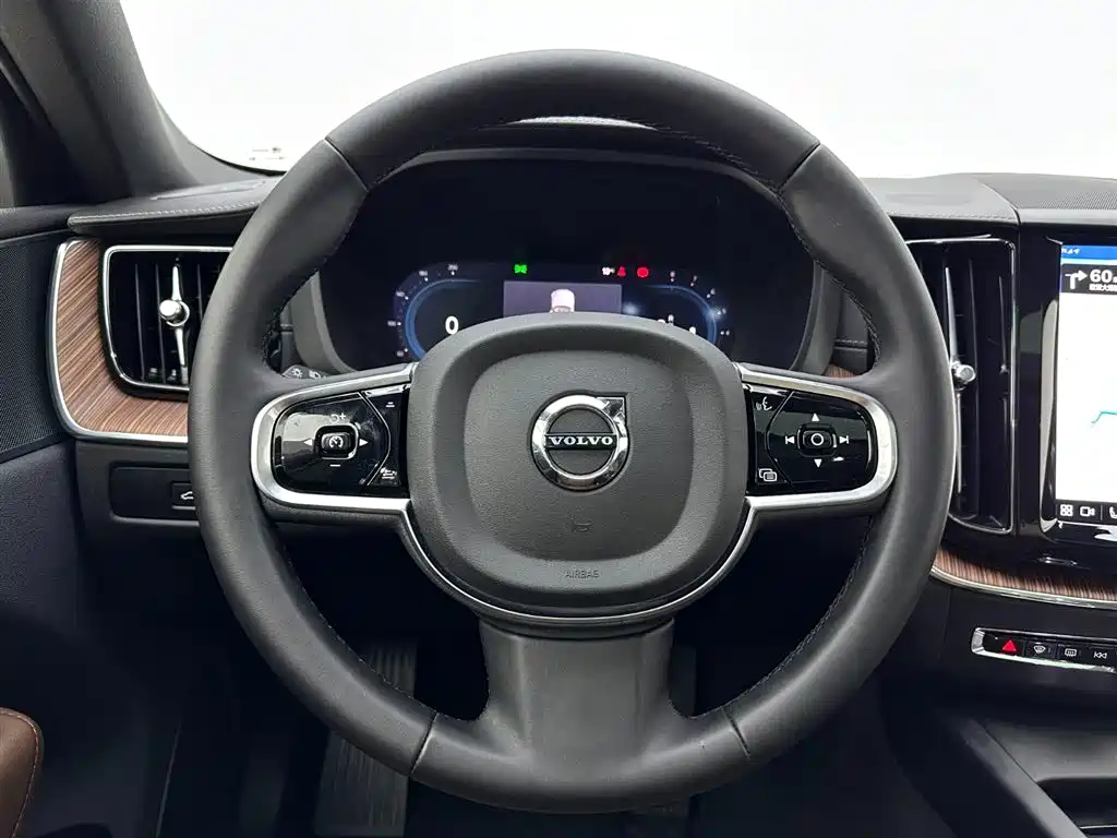 Volvo XC60 2025 B5 four-wheel drive Zhiyuan luxury version купить на сайте DeffCars
