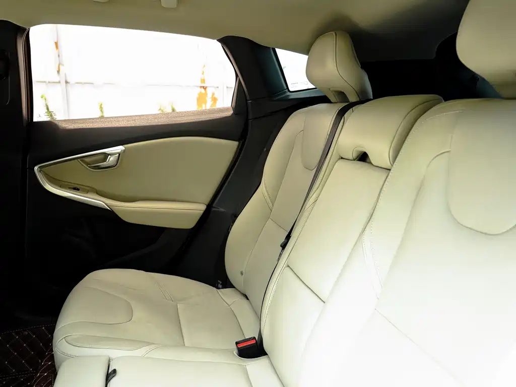 Volvo V40 2015 1.6T Zhiyi Edition купить на сайте DeffCars