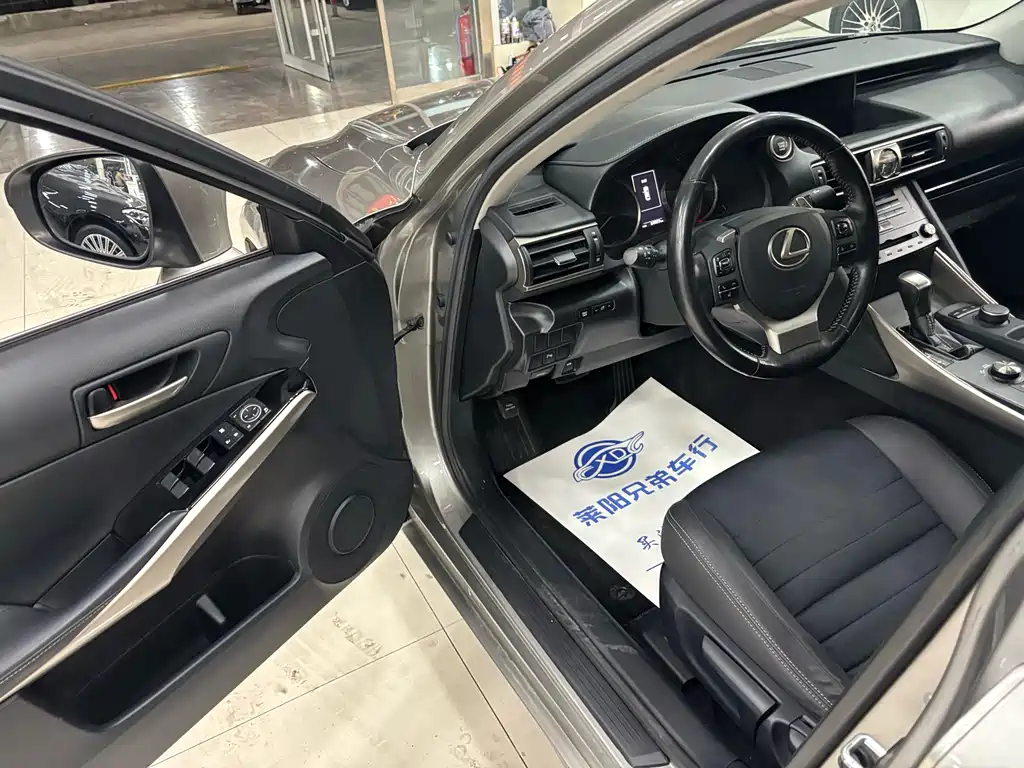 Lexus IS 2017 300 Leading Edition купить на сайте DeffCars