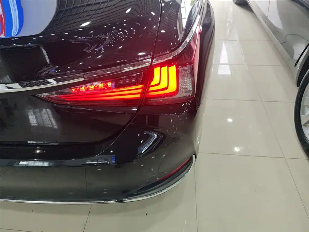 Lexus ES 2022 200 Excellence Edition купить на сайте DeffCars