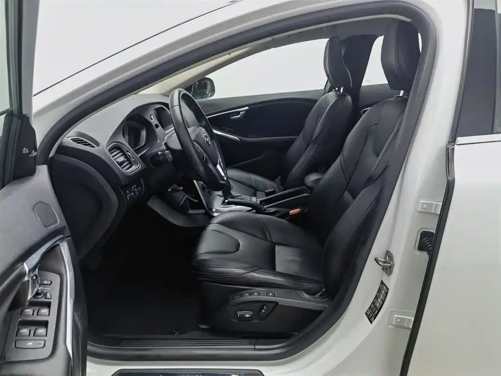 Volvo V40 2017 T4 Zhiya Edition купить на сайте DeffCars