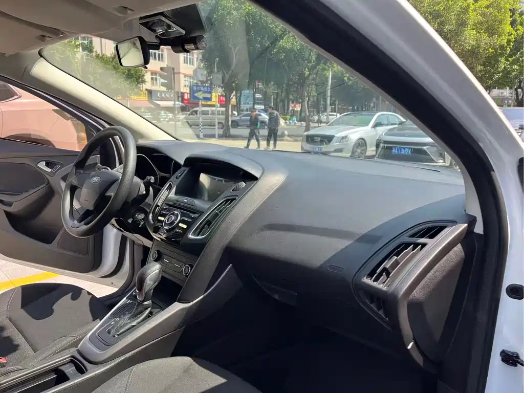 Focus 2018 hatchback classic 1.6L automatic comfort smart mobility version купить на сайте DeffCars