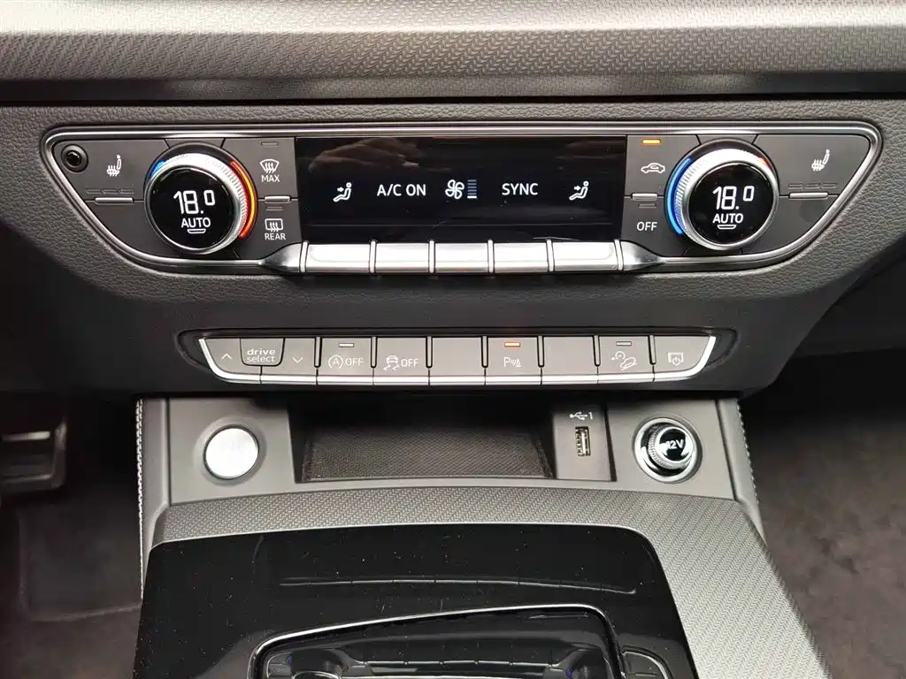 Audi Q5L 2025 45th Anniversary Collector's Edition 40 TFSI Luxurious and Dynamic купить на сайте DeffCars