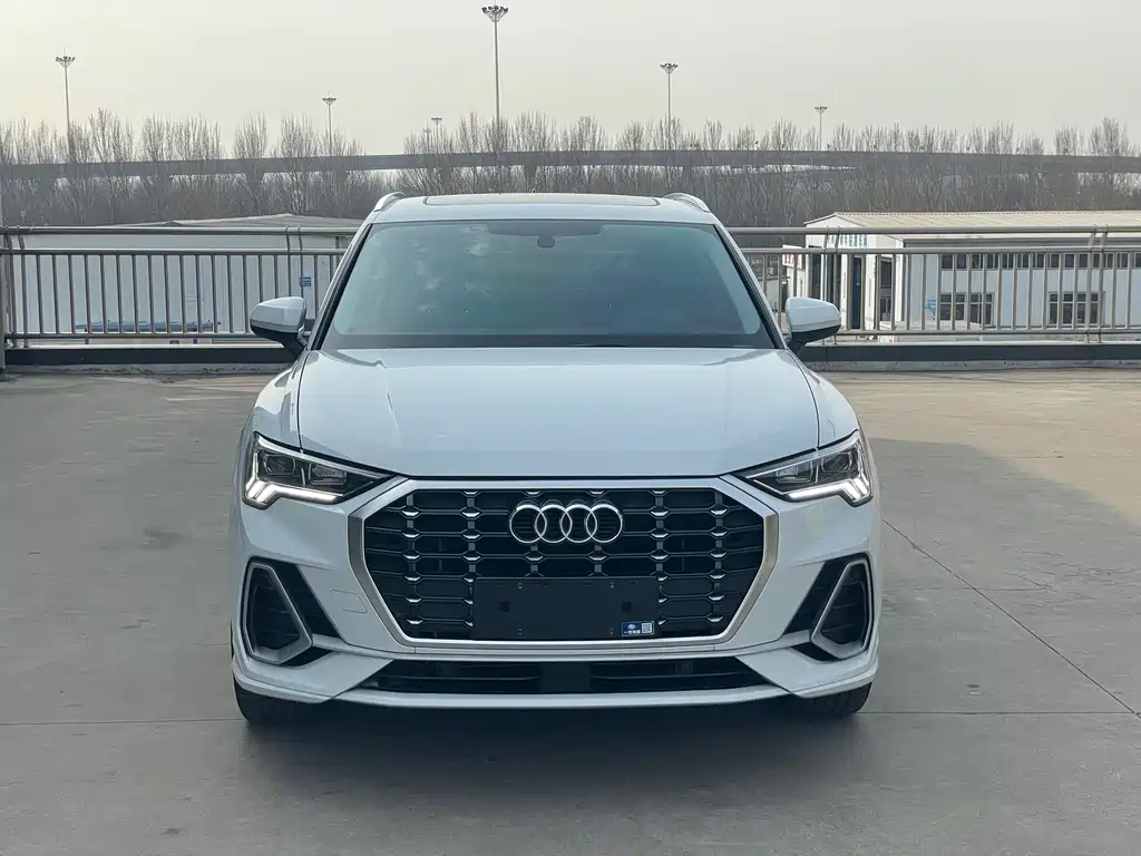 Audi Q3 2022 35 TFSI aggressive and dynamic купить на сайте DeffCars