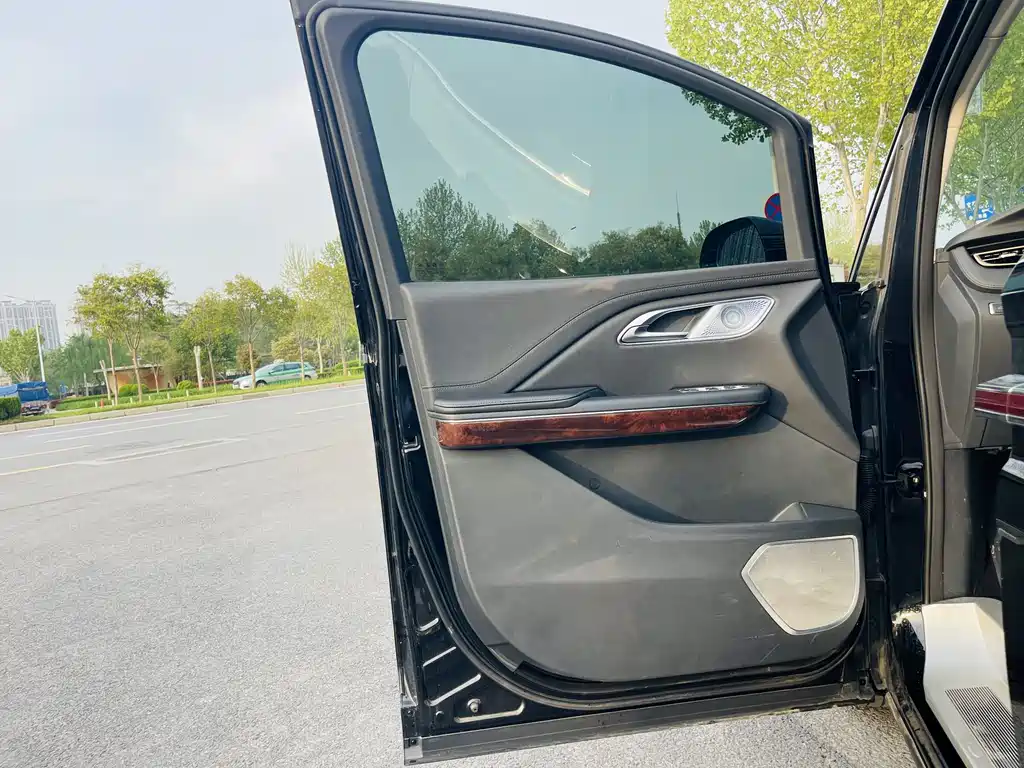 Hongqi HQ9 2023 2.0T Zhilian Flagship Edition купить на сайте DeffCars