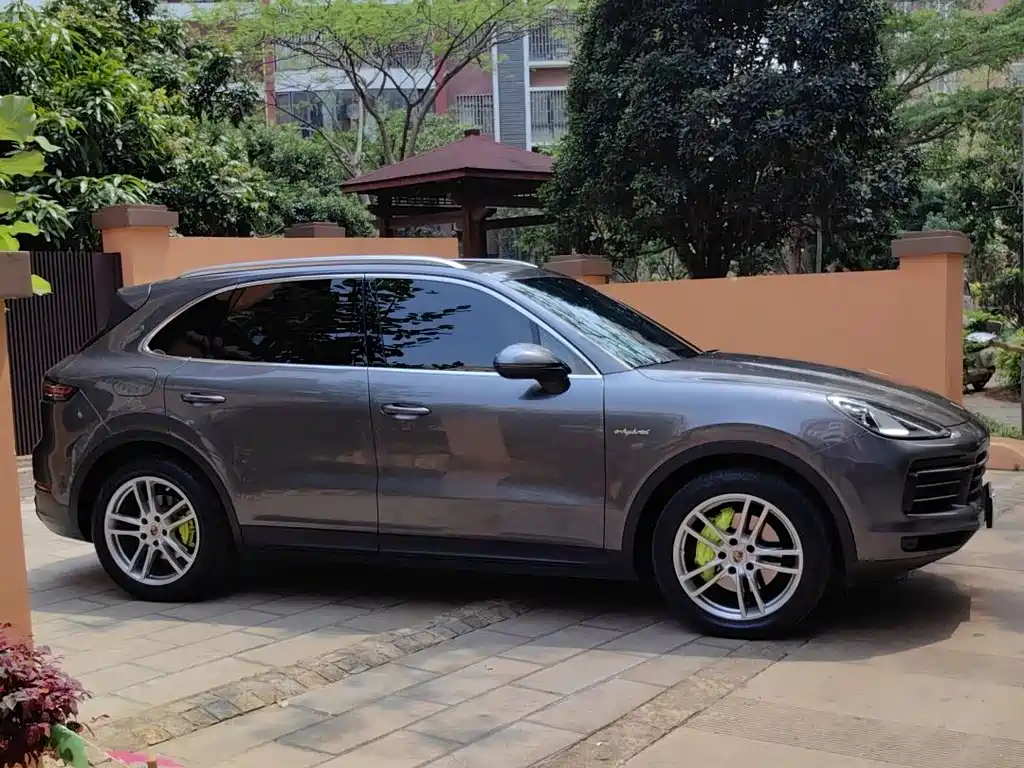 Cayenne New Energy 2022 Cayenne E-Hybrid 2.0T Platinum Edition купить на сайте DeffCars