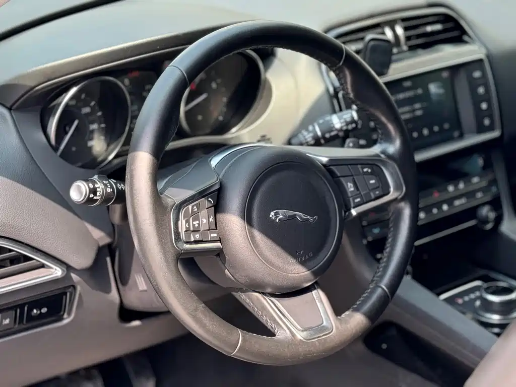Jaguar F-PACE 2018 2.0T four-wheel drive urban exclusive edition купить на сайте DeffCars