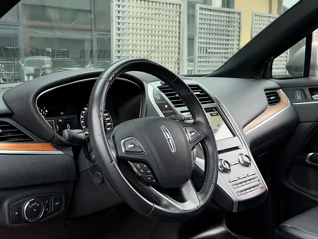 Lincoln MKC 2018 2.0T Two-wheel drive Premium Edition купить на сайте DeffCars