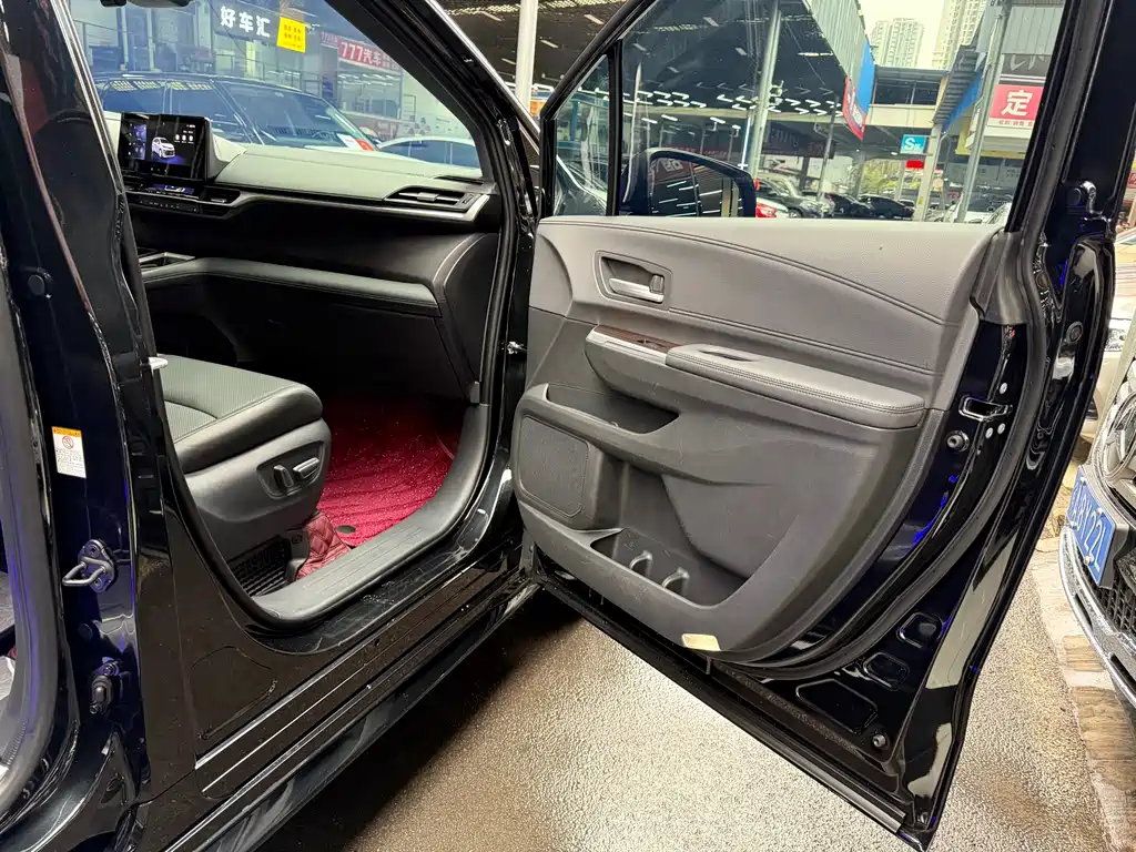 SIENNA 2024 2.5L Hybrid Deluxe Edition купить на сайте DeffCars