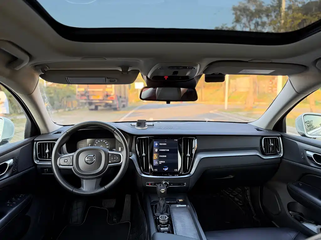 Volvo S60 2020 T4 Zhiyi Luxury Edition купить на сайте DeffCars