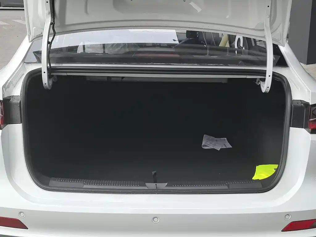 Roewe i5 2026 1.5L CVT Deluxe Edition купить на сайте DeffCars