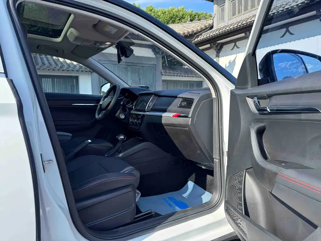Komic 2023 facelift GT 1.5L automatic premium version купить на сайте DeffCars