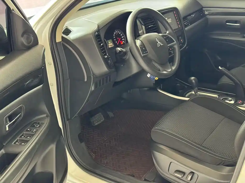 Outlander 2021 2.0L 2WD 5-seater купить на сайте DeffCars