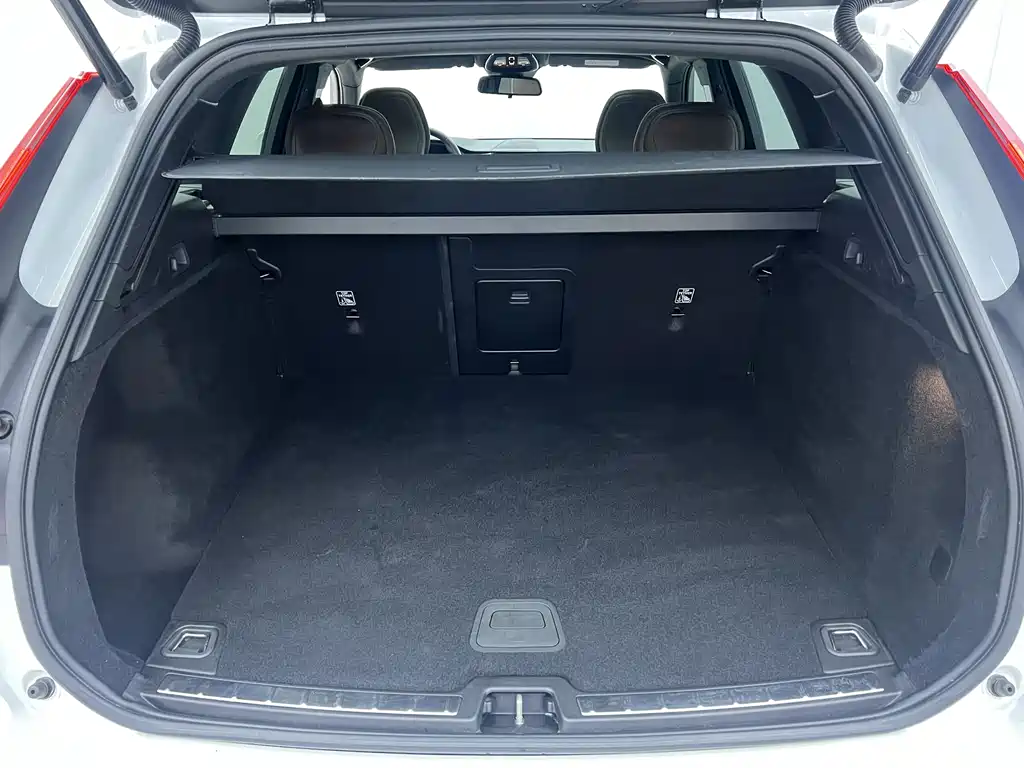 Volvo XC60 2023 B5 four-wheel drive Zhiyi Luxury Edition купить на сайте DeffCars