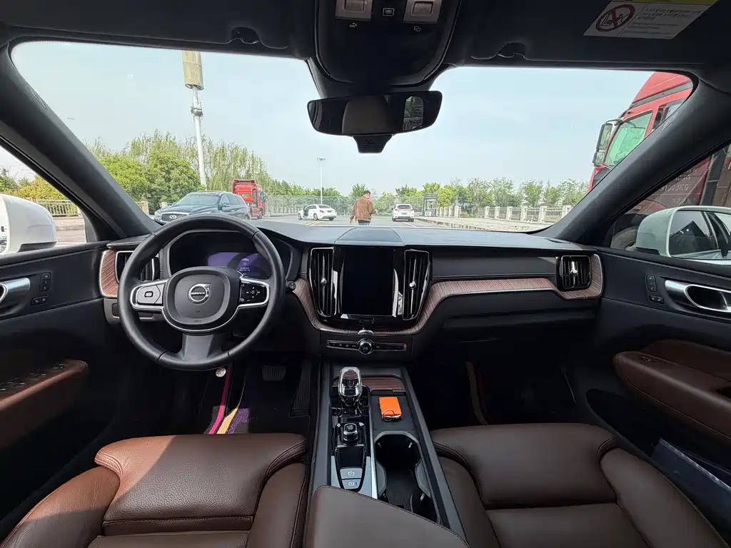 Volvo XC60 2023 B5 four-wheel drive Zhiyuan Deluxe Edition купить на сайте DeffCars
